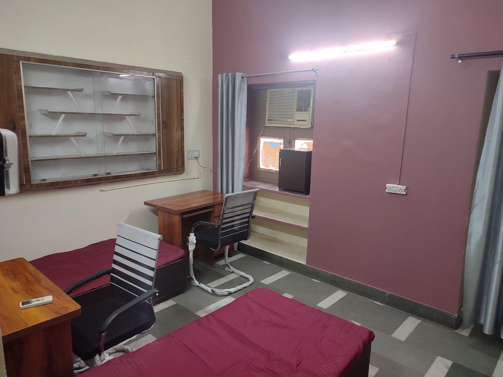 Room with study desk and RO water, PG in Kamla Nagar